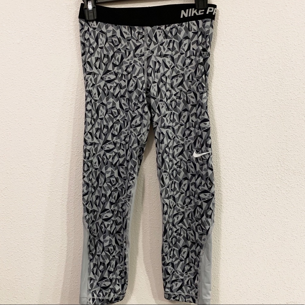 Cropped Geometric Nike Pro Leggings